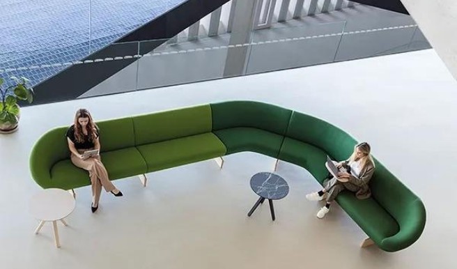 Il nuovo divano Giro Soft di Andreu World: organico, multiuso, accogliente